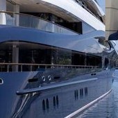 Il suo mega yacht non soccorre barca in difficoltà, Zuckerberg nella bufera Il suo mega yacht non soccorre barca in difficoltà, Zuckerberg nella bufera