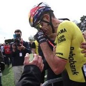 Van Aert vince la Parigi-Roubaix davanti a Pogacar