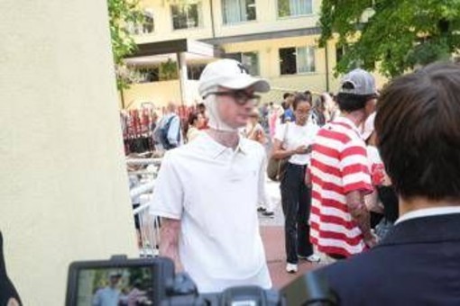 Primo giorno di scuola per i 4 ragazzi del Virgilio di Milano rimasti feriti a Crans Montana: l'applauso e l'abbraccio dei compagni Primo giorno di scuola per i 4 ragazzi del Virgilio di Milano rimasti feriti a Crans Montana: l'applauso e l'abbraccio dei compagni