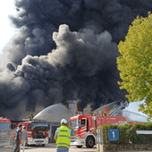 Maxi incendio a Malo, fiamme in una fabbrica di laterizi: "Mantenere chiuse porte e finestre" Maxi incendio a Malo, fiamme in una fabbrica di laterizi: "Mantenere chiuse porte e finestre"