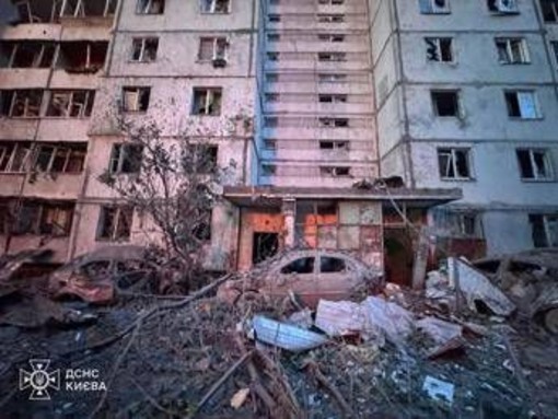 Ucraina, massiccio attacco russo nella notte: almeno 9 morti e oltre 100 feriti, colpita Kiev
