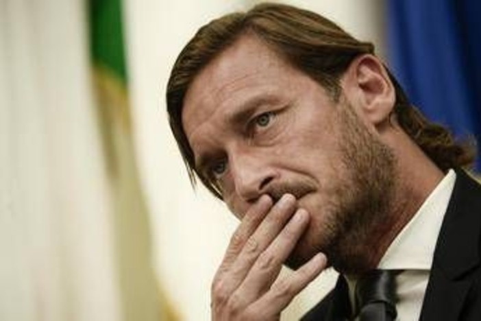 Abbandono di minore, archiviazione per Francesco Totti e Noemi Bocchi Abbandono di minore, archiviazione per Francesco Totti e Noemi Bocchi