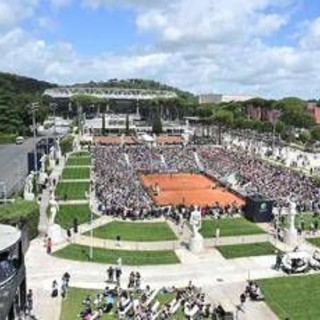 Internazionali, bambini gli chiedono autografo ma... non è un tennista