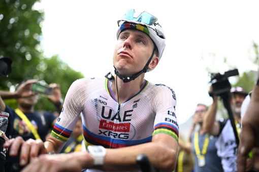 Pogacar cade e si ritira dalla Vuelta, sprint di Coquard e Mas in maglia rossa