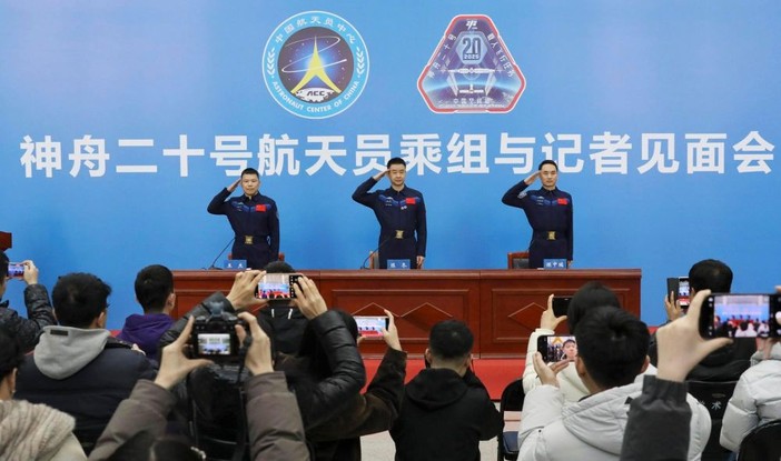 Cina, conferite medaglie ai tre astronauti della missione Shenzou-20 Cina, conferite medaglie ai tre astronauti della missione Shenzou-20