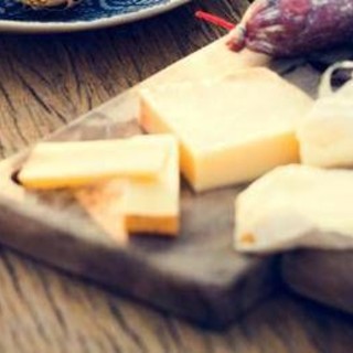 Mangia formaggio da latte crudo, bimbo di 1 anno ricoverato a Padova