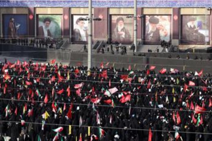 Iran, iniziati i funerali di Khamenei: slogan contro Usa e Israele a Teheran Iran, iniziati i funerali di Khamenei: slogan contro Usa e Israele a Teheran