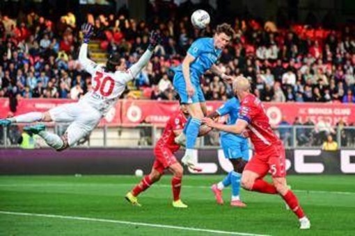 Monza-Napoli 0-1: McTominay aggancia l'Inter in testa alla classifica