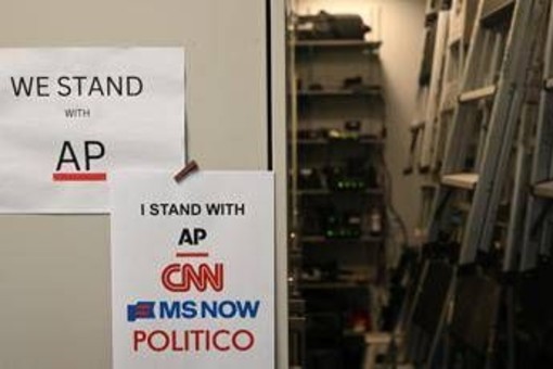 Usa, giudice ordina a Trump lo stop al bando dei media: "Riammetta alla Casa Bianca Cnn, MsNow e Politico"