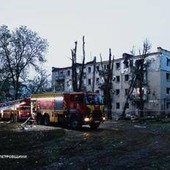 Ucraina, maxi raid russo con 500 droni e 22 missili: oltre 30 feriti. Zelensky: "Colpita una nave cinese"