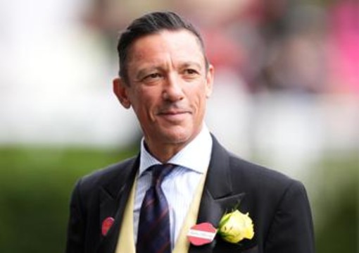 Ippica, grave incidente per la leggenda italiana Frankie Dettori Ippica, grave incidente per la leggenda italiana Frankie Dettori