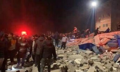 Marocco, crollano 2 edifici di quattro piani a Fes: almeno 19 morti e 16 feriti Marocco, crollano 2 edifici di quattro piani a Fes: almeno 19 morti e 16 feriti