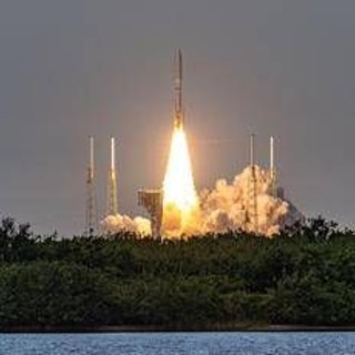 Amazon lancia i primi satelliti Internet per sfidare Starlink di Musk