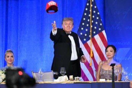 Trump e l'annuncio con il cappellino rosso: "E' mia intenzione candidarmi alle presidenziali 2028"
