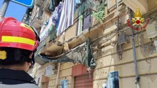 Crolla balcone mentre stende i panni, grave donna di 56 anni a Palermo