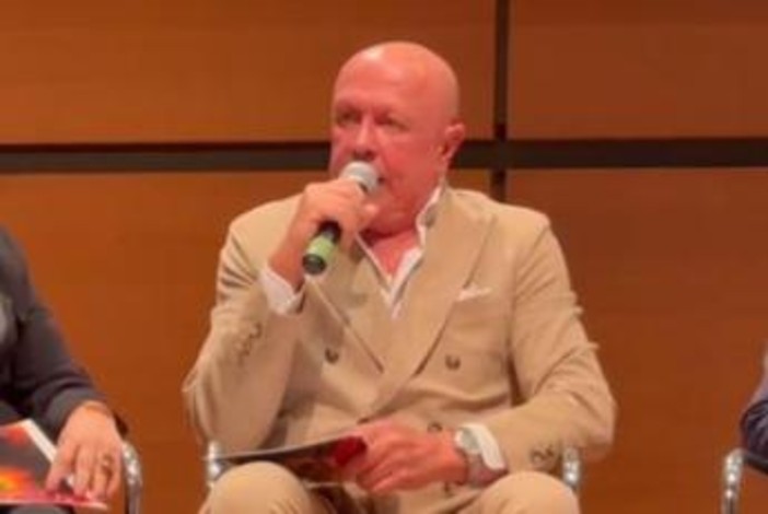 Raffaella Carrà, il figlio Gian Luca Pelloni Bulzoni: "Mi ha adottato dopo la diagnosi della malattia" Raffaella Carrà, il figlio Gian Luca Pelloni Bulzoni: "Mi ha adottato dopo la diagnosi della malattia"
