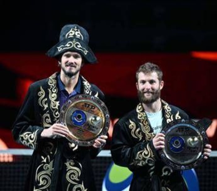 Medvedev, trionfo ad Almaty e primo successo dal 2023: lo 'strano' abito per la premiazione Medvedev, trionfo ad Almaty e primo successo dal 2023: lo 'strano' abito per la premiazione