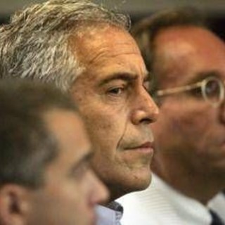 Caso Epstein, diffuse nuove foto: ci sono anche Bill Gates e Noam Chomsky Caso Epstein, diffuse nuove foto: ci sono anche Bill Gates e Noam Chomsky