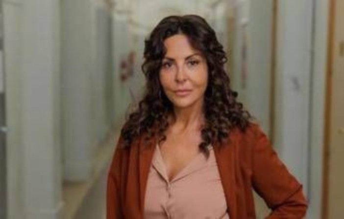 Oggi in prima serata su Canale 5 debutta 'A Testa alta' con Sabrina Ferilli Oggi in prima serata su Canale 5 debutta 'A Testa alta' con Sabrina Ferilli