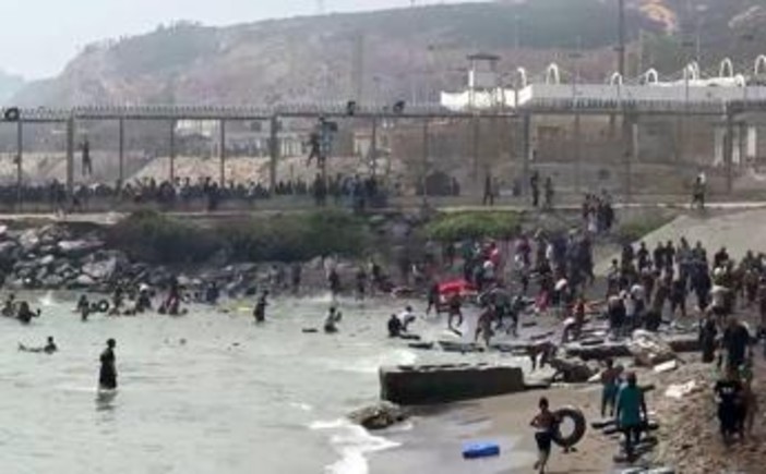 Emergenza migranti a Ceuta, almeno 18 morti mentre attraversano a nuoto il confine