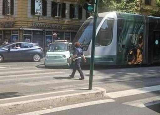 Roma, microcar fa inversione su binari a Trastevere: investita dal tram