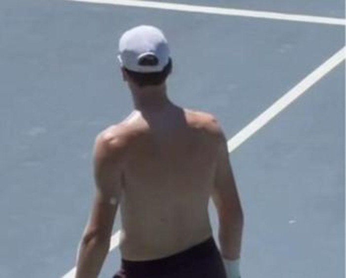 Sinner e il sensore al glucosio: "Sempre più usato nello sport, cos'è e a cosa serve" Sinner e il sensore al glucosio: "Sempre più usato nello sport, cos'è e a cosa serve"