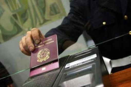 Migranti, scontro Italia-Spagna. Roma respinge ultimatum, Madrid ripristina controlli