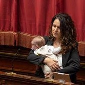 Legge elettorale, Barzotti in aula con il figlia piccola per seguire Conte Legge elettorale, Barzotti in aula con il figlia piccola per seguire Conte