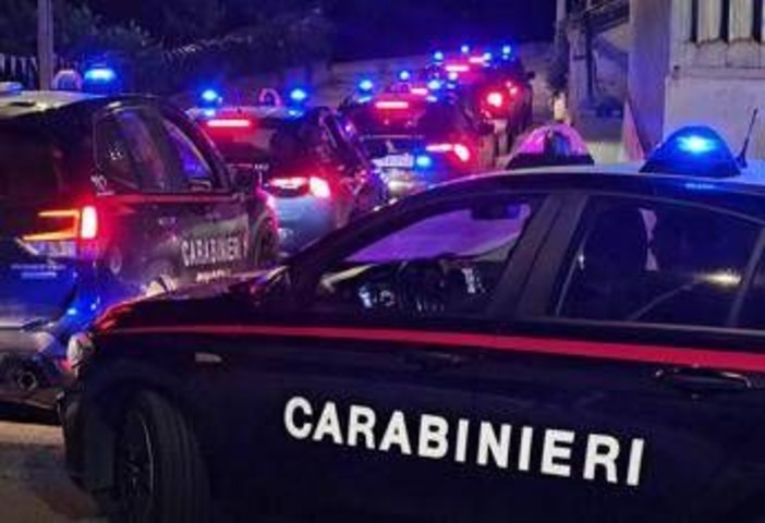 Commando assalta centro logistico a Lacchiarella, camion in fiamme e chiodi sulle strade