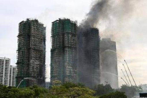 Hong Kong, almeno 55 i morti del maxi incendio: soccorritori cercano sopravvissuti Hong Kong, almeno 55 i morti del maxi incendio: soccorritori cercano sopravvissuti