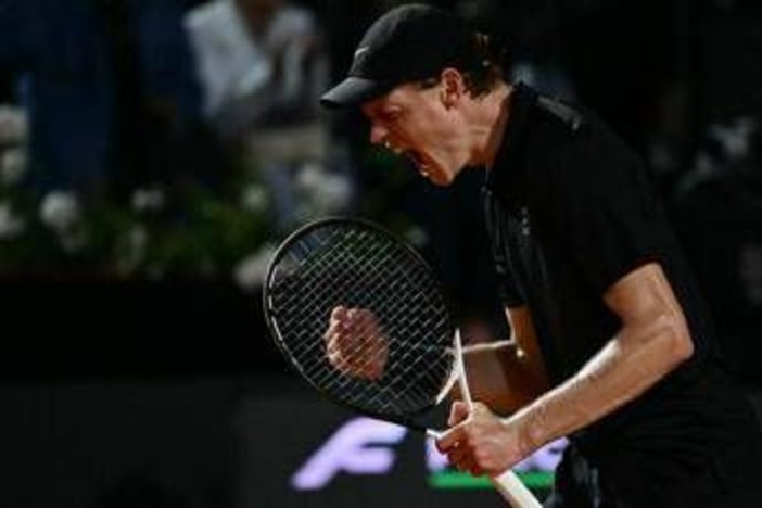 Sinner più forte della pioggia, Medvedev ko in tre set e due giorni: è finale a Roma Sinner più forte della pioggia, Medvedev ko in tre set e due giorni: è finale a Roma