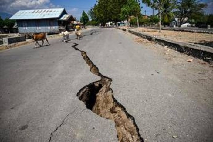 Terremoto in Indonesia, nuova scossa di magnitudo 5.6: continua l'emergenza