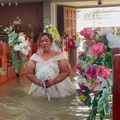La chiesa è allagata ma il matrimonio 's'ha da fare'