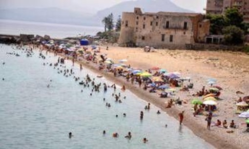 Caldo, nuova ondata a passo lento: oggi 6 città con bollino arancione ma domani scendono a 4 Caldo, nuova ondata a passo lento: oggi 6 città con bollino arancione ma domani scendono a 4