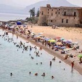 Caldo, nuova ondata a passo lento: oggi 6 città con bollino arancione ma domani scendono a 4 Caldo, nuova ondata a passo lento: oggi 6 città con bollino arancione ma domani scendono a 4