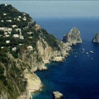 Capri, &quot;vietato disturbare i turisti&quot;: l'ordinanza del sindaco