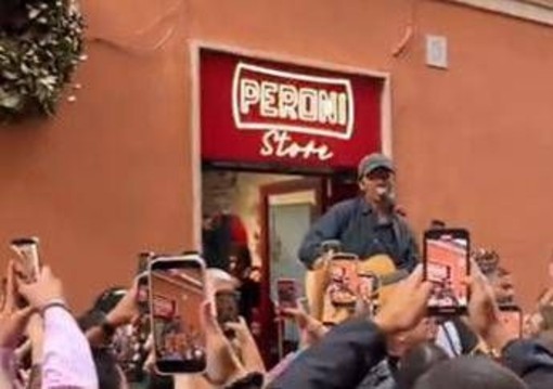 Fulminacci, il live a sorpresa a Roma per i fans? No per una birra
