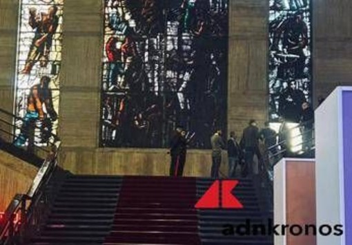 Roma, assessore sardo cade da scale del Ministero delle Imprese: in frantumi parte vetrata di Sironi