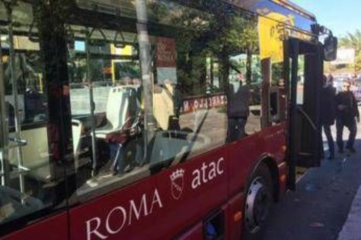 Sciopero generale oggi, da Milano a Roma: treni e trasporto locale, chi si ferma e fasce garanzia Sciopero generale oggi, da Milano a Roma: treni e trasporto locale, chi si ferma e fasce garanzia