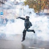 Nuove proteste oggi in Francia, l'allarme: "Manifestazioni ad alto rischio di violenza urbana" Nuove proteste oggi in Francia, l'allarme: "Manifestazioni ad alto rischio di violenza urbana"