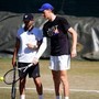 Sinner, allenamento a Wimbledon con gomito fasciato: oggi match con Shelton