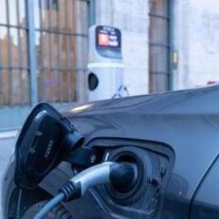 Auto elettriche, da settembre 600 milioni di incentivi per comprarle: ecco come