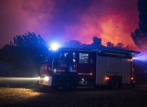 Incendi devastano Francia e Spagna, oltre 200mila evacuati Incendi devastano Francia e Spagna, oltre 200mila evacuati
