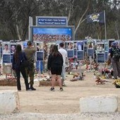 Israele, i due volti del 7 ottobre: sopravvissuti e familiari si riuniscono il giorno del massacro, il governo il 5 Israele, i due volti del 7 ottobre: sopravvissuti e familiari si riuniscono il giorno del massacro, il governo il 5