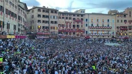 Palio di Siena, vince la contrada del Nicchio Palio di Siena, vince la contrada del Nicchio