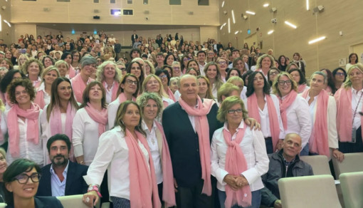 Tumore al seno, “Sorrisi in Rosa” festeggia 10 anni di solidarietà e prevenzione Tumore al seno, “Sorrisi in Rosa” festeggia 10 anni di solidarietà e prevenzione