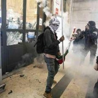 Cortei Pro Pal, 76 poliziotti feriti: il bilancio della guerriglia. Piantedosi: &quot;Responsabilità anche degli organizzatori&quot;