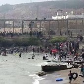 Emergenza migranti a Ceuta, almeno 18 morti mentre attraversano a nuoto il confine