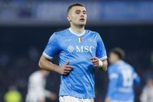 Napoli-Verona, rigore (e momentaneo 0-2) dei gialloblù tra le proteste. Cos'è successo