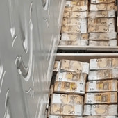 Blitz anticamorra a Napoli, nascosti nel muro Rolex e banconote per più di 3 milioni di euro: la scoperta Blitz anticamorra a Napoli, nascosti nel muro Rolex e banconote per più di 3 milioni di euro: la scoperta